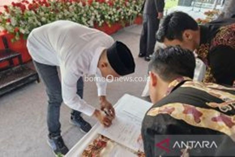 Salah seorang narapidana menandatangani surat remisi tahanan HUT ke- 79 RI di Lapas kelas IIA Kota Bontang. (Antaranews Kaltim/Muhammad Hafif Nikolas)