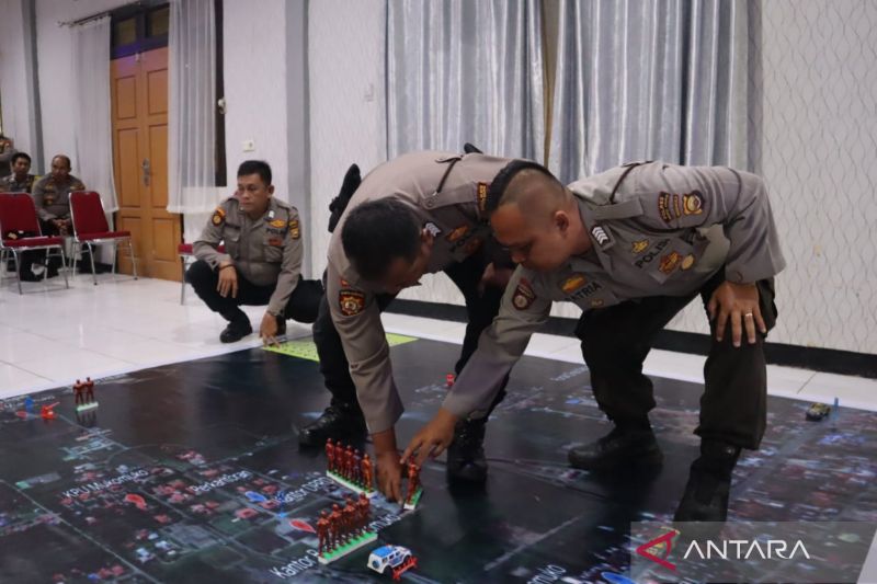 Sejumlah personel Polres Mukomuko melakukan simulasi sistem pengamanan kota (Sispamkota) untuk pengamanan Pilkada 2024 melalui permainan taktis atau tactical floor game (TFG), Jumat (16/8/2024) ANTARA/Ferri.