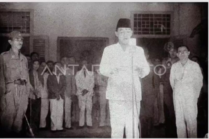 Pembacaan teks Proklamasi Kemerdekaan Indonesia oleh Soekarno di Jakarta pada 17 Agustus 1945. (ANTARA)