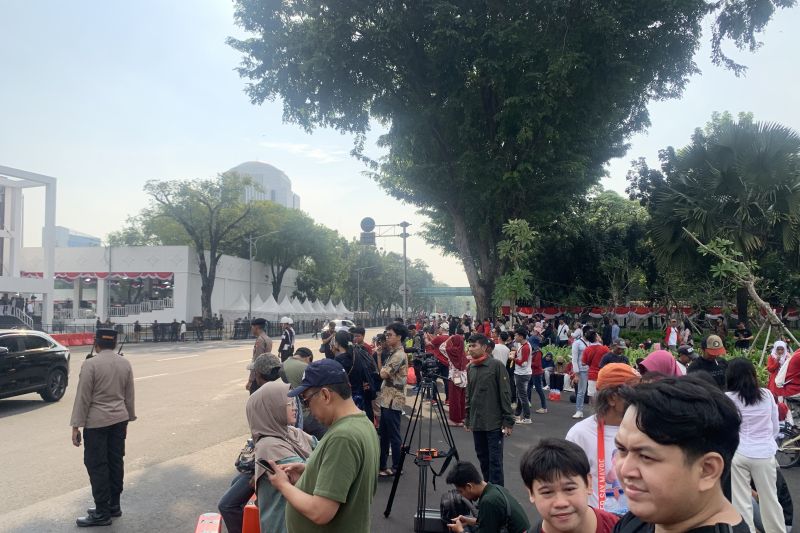 Warga menghadiri peringatan Detik-Detik Proklamasi di seberang Istana Merdeka di kawasan Monas, Jakarta Pusat, Sabtu (17/8/2024).ANTARA/Mario Sofia Nasution