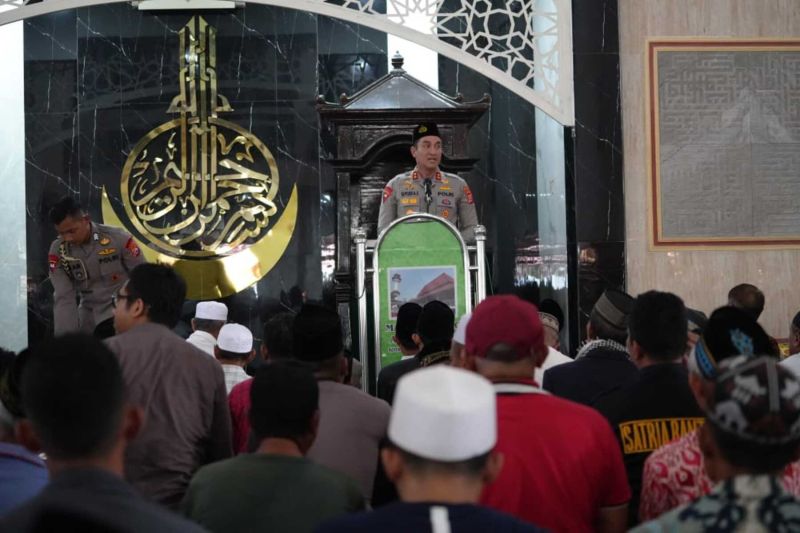 Kapolda Banten Irjen Polisi Suyudi Ario Seto dalam kegiatan Istighosah dan Tausyiah memperingati Hari Kemerdekaan Republik Indonesia Ke-79 di Serang, Jumat (16/8/2024). (ANTARA/HO-Polda Banten)