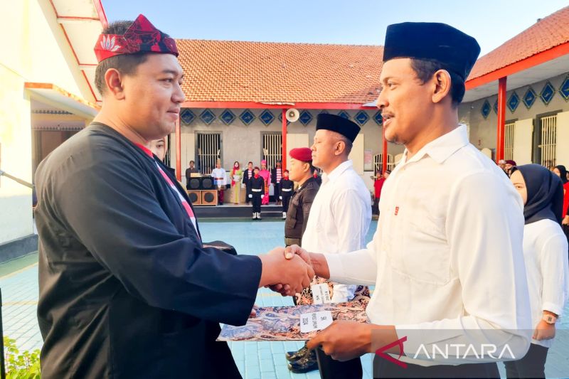 Kepala Rutan Kelas IIB Situbondo Rudi Kristiawan menyerahkan secara simbolis SK remisi kepada warga binaan di sela Upacara HUT Ke-79 RI. Sabtu (17/8/2024) ANTARA/Novi Husdinariyanto
