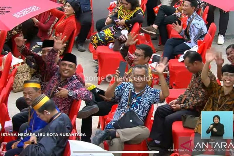 Tangkapan layar - Sejumlah pekerja konstruksi Ibu Kota Nusantara (IKN) turut menghadiri Upacara Peringatan Detik-Detik Proklamasi dalam rangka Hari Ulang Tahun (HUT) ke-79 Republik Indonesia di Istana Negara Ibu Kota Nusantara, Kalimantan Timur, Sabtu (17/8/2024). ANTARA/Putu Indah Savitri