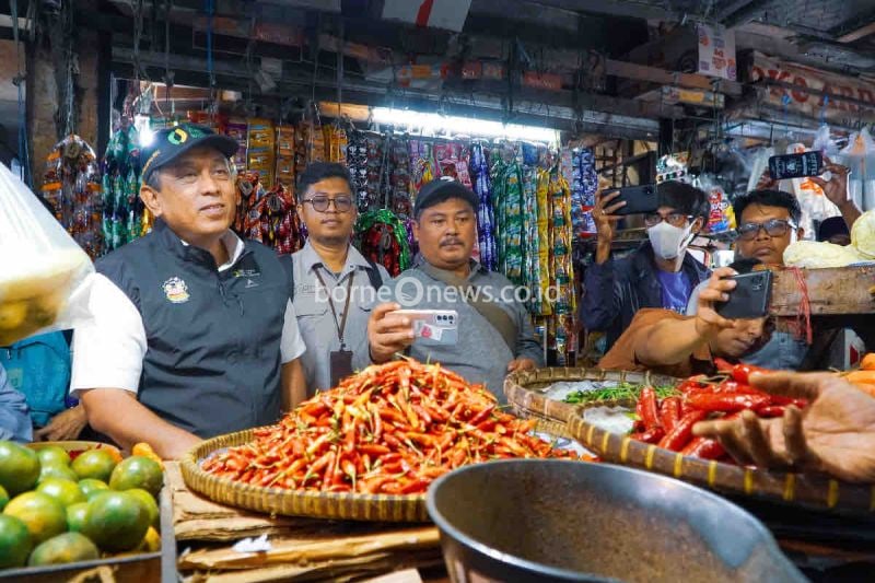 Dokumentasi - Deputi Kerawanan Pangan dan Gizi Bapanas Nyoto Suwignyo (kiri) meninjau Pasar Tambun, Bekasi, Jawa Barat, Selasa (13/8/2024). ANTARA/HO-Humas Bapanas