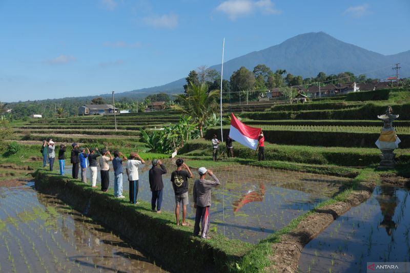 Upacara HUT ke-79 RI oleh 50 Petani di Kaki Gunung Batukaru