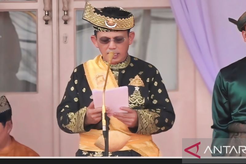 Gubernur Kepulauan Riau (Kepri) Ansar Ahmad menjadi pembina upacara peringatan HUT ke-79 Kemerdekaan RI tingkat provinsi di halaman Gedung Daerah, Kota Tanjungpinang, Sabtu (17/8/2024). (ANTARA/Ogen)