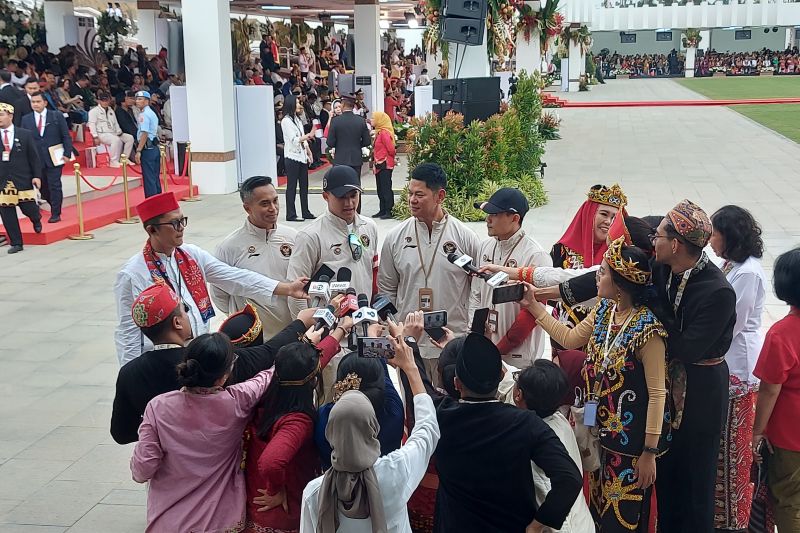 Para atlet peraih emas Olimpiade Paris 2024 hadir di Lapangan Upacara HUT Ke-79 RI di OKN, Kalimantan Timur, Sabtu (17/8/2024). (ANTARA/Andi Firdaus)