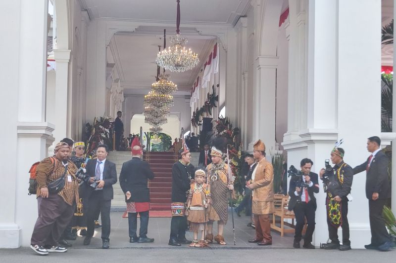 Wakil Presiden Terpilih Gibran Rakabuming Raka dan putra pertamanya Jan Ethes Srinarendra berbusana adat Papua di Istana Merdeka Jakarta, Sabtu (17/8/2024). ANTARA/Mentari Dwi Gayati