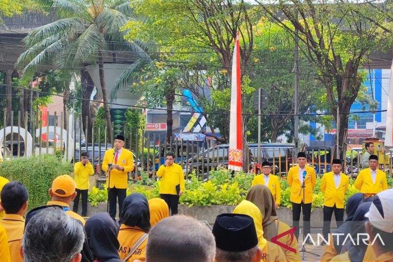 Ketua DPD Partai Golkar DKI Jakarta Ahmed Zaki Iskandar saat menjadi Inspektur Upacara Hari Ulang Tahun (HUT) Ke-79 Republik Indonesia di halaman Kantor DPD Golkar, Jakarta, Sabtu (17/8/2024). ANTARA/Syaiful Hakim