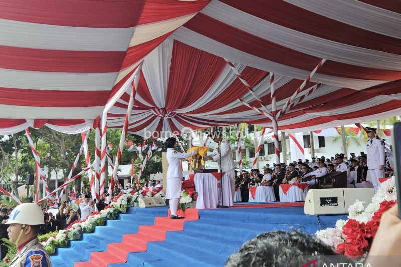 Pasukan Pengibar Bendera Pusaka (Paskibraka) Kota Batam melaksanakan tugas di Upacara Hari Ulang Tahun Kemerdekaan Indonesia. (ANTARA/Angie)