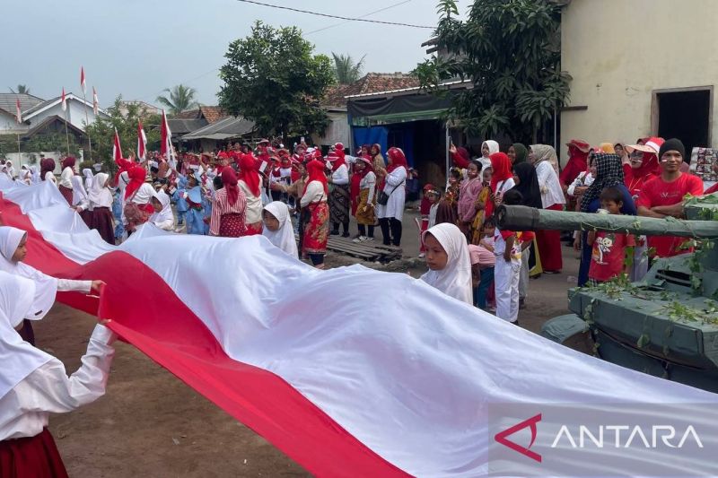 Warga Kampung Sukadiri, Kelurahan Kasunyutan, Kecamatan Kasemen, Banten, menggelar drama kolosal masa perjuangan kemerdekaan, Sabtu (17/8/2024). (ANTARA/Desi Purnama Sari)