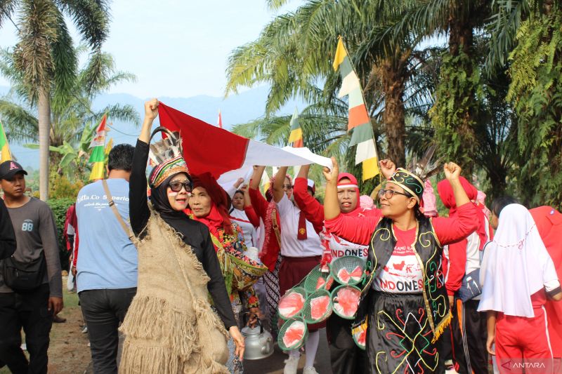 Ribuan warga membentangkan bendera merah putih dengan berjalan kaki mengelilingi desa Pasuruan, Kecamatan Penengahan. (ANTARA/Riadi Gunawan)