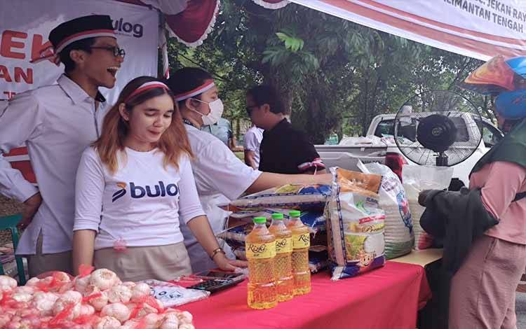 Masyarakat sedang membeli bahan pangan subsidi di halaman Kanwil Perum Bulog Kalteng, Sabtu, 17 Agustus 2024. (FOTO: HERMAWAN)