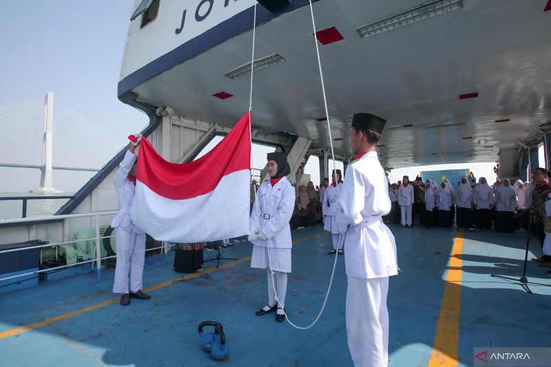 SMP Muhammadiyah 2 Surabaya gelar upacara di Selat Madura HUT ke-79 RI