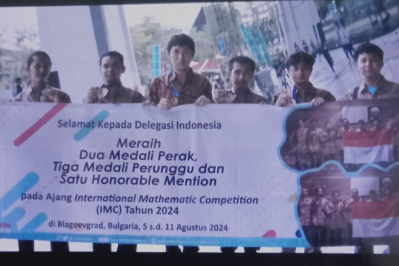 Delegasi Indonesia berfoto bersama saat tampil di ajang International Mathematics Competition (IMC) ke-31 di Blagoevgrad, Bulgaria, 5-11 Agustus 2024. ANTARA/HO-Unhas