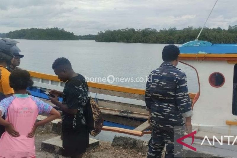 Anggota Pos AL melakukan sosialisasi dan imbauan kepada nelayan di Sorong Selatan mengenai keselamatan pelayaran. ANTARA/Paulus Pulo