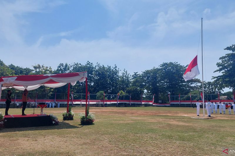 Menteri Pariwisata dan Ekonomi Kreatif (Menparekraf) Sandiaga Salahuddin Uno saat memimpin upacara di Pulau Pramuka, Kepulauan Seribu, Jakarta, Sabtu (17/8/2024). ANTARA/Sinta Ambar