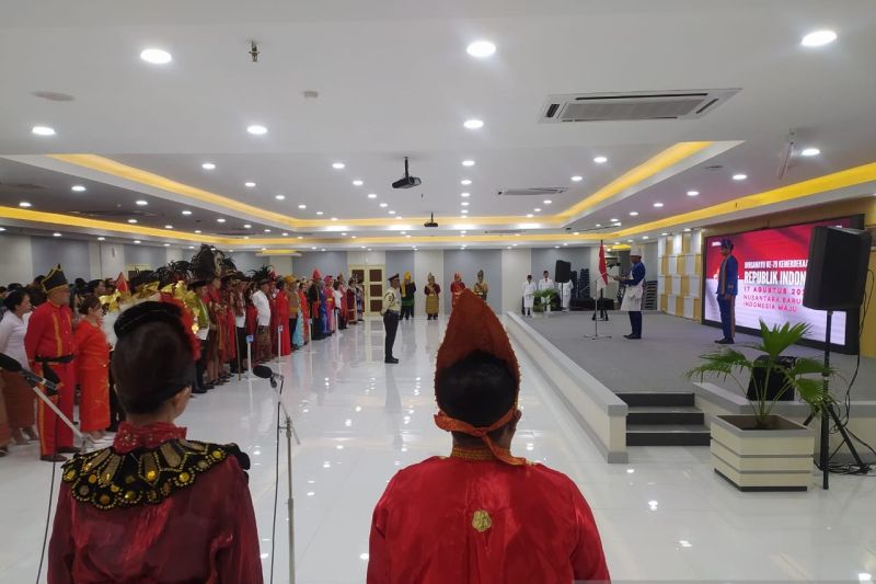 Jajaran pimpinan dan karyawan BRI Regional Manado melakukan upacara peringati HUT Ke-79 RI dengan menggunakan pakaian adat Nusantara, di Manado, Sabtu (17/8/2024). ANTARA/Nancy L Tigauw.