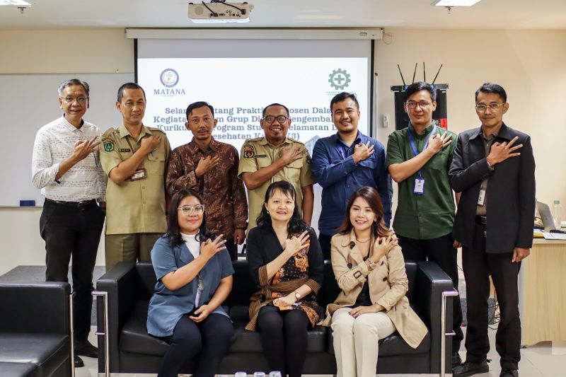 Ketua Program Studi K3 Matana University, Fifit Eka Furi Astutik bersama jajaran program studi Keselamatan dan Kesehatan Kerja (K3) di bawah Fakultas Kedokteran & Kesehatan. ANTARA/HO-Matana University