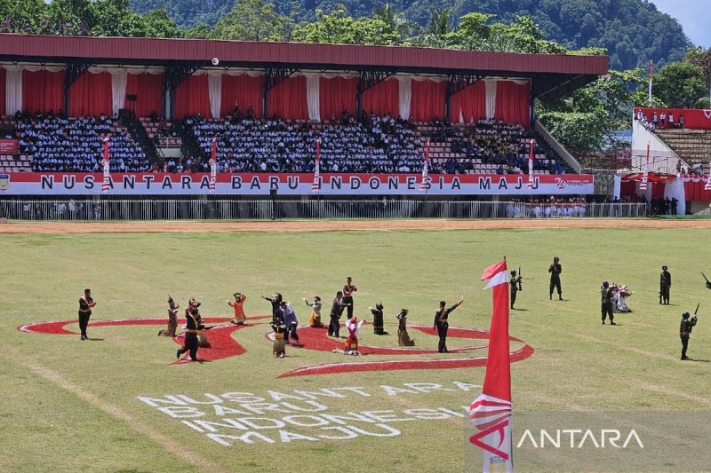 Penampilan para penari drama kolosal ramaikan perayaan HUT ke 79 RI di Stadion Mandala, Kota Jayapura, Provinsi Papua, Sabtu (17/8/2024). (ANTARA/Qadri Pratiwi)
