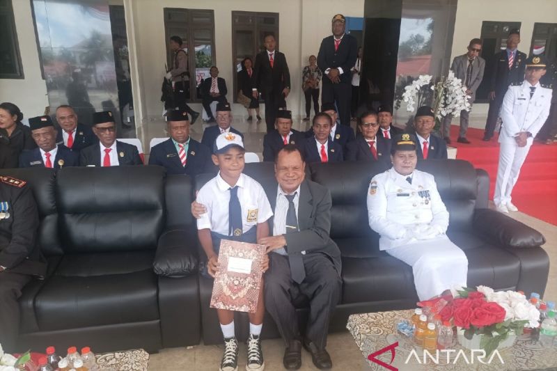 Siswa SMP Supiori berprestasi di cabang balap motor Sean DJ Warikar bersama Bupati Supiori Yan Imbab dan Sekretaris Daerah Supiori Vera Wanggai pada perayaan HUT Ke-79 RI, Sabtu (17/8). ANTARA/Muhsidin