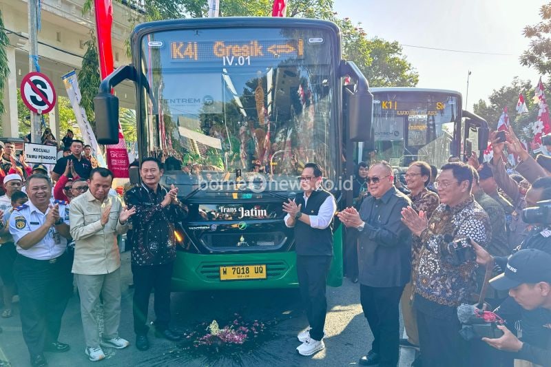 Penjabat (Pj) Gubernur Jawa Timur Adhy Karyono meluncurkan Bus Trans Jatim Koridor IV rute Terminal Bunder Gresik - Pelabuhan Paciran Lamongan, Jumat (9/8/2024). (ANTARA/HO-Biro Adpim Jatim)