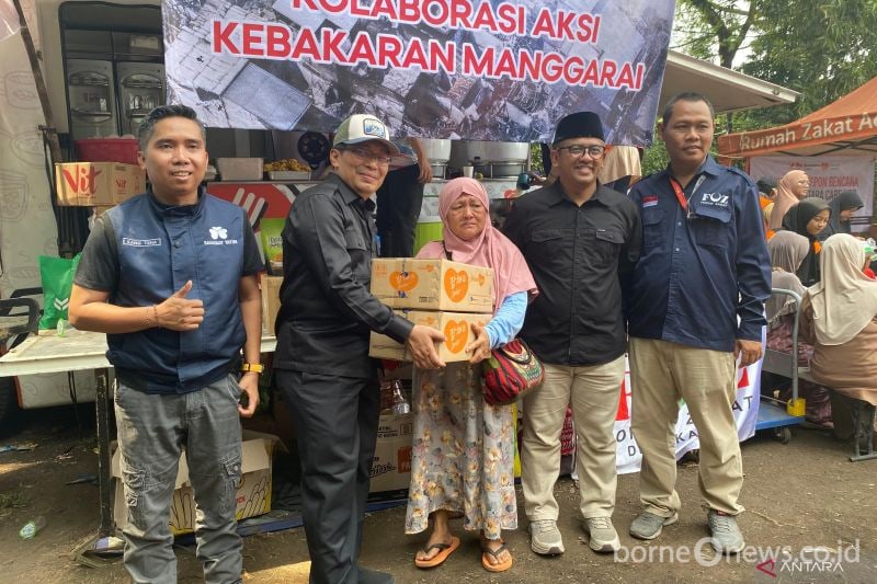 Direktorat Jenderal Bimbingan Masyarakat Islam Kementerian Agama Republik Indonesia (Ditjen Bimas Islam Kemenag RI) memberikan bantuan alat shalat dan fasilitas mushalla keliling bagi pengungsi kebakaran Manggarai, Jakarta, Sabtu (17/8/2024). ANTARA/Luthfia Miranda Putri
