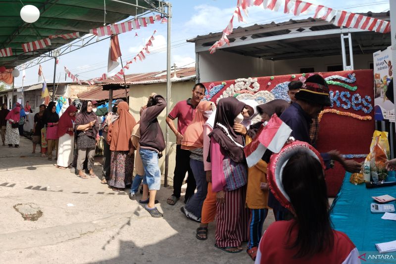 Warga Palembang Antusias Serbu Pasar Murah Bulog HUT RI ke-79