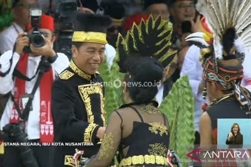 Presiden Jokowi Hadiahkan Sepeda kepada Peraih Busana Adat Terbaik