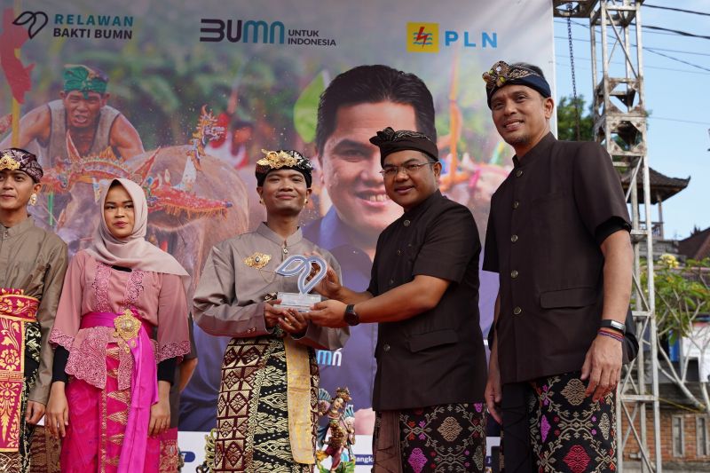 Deputi SDM, Teknologi dan Informasi Kementerian BUMN Tedi Bharata dalam kegiatan Relawan Bakti BUMN, di Jembrana, Bali. ANTARA/HO-Humas BUMN