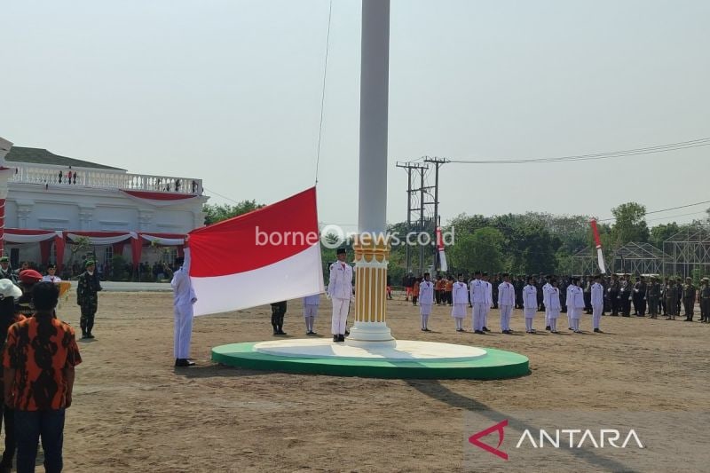 Anggota paskibraka saat melakukan upacara penaikan bendera dalam memperingati HUT ke-79 RI di Kota Merah Putih Kota Bengkulu (17/8/2024). ANTARA/Anggi Mayasari
