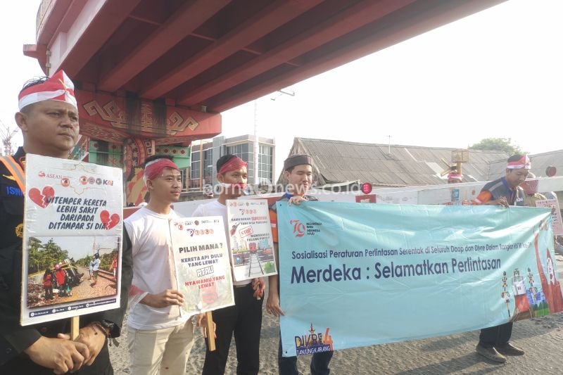 PT Kereta Api Indonesia (Persero) Divre IV Tanjungkarang melaksanakan sosialisasi peraturan perlintasan guna mengajak masyarakat untuk merdeka dari kecelakaan di perlintasan sebidang. Sosialisasi yang kami lakukan di JPL No. 3B Jalan Gajah Mada Bandarlampung ini dalam rangka HUT ke-79 RI. Bandarlampung, Sabtu (17/8/2024). (ANTARA/Dian Hadiyatna)