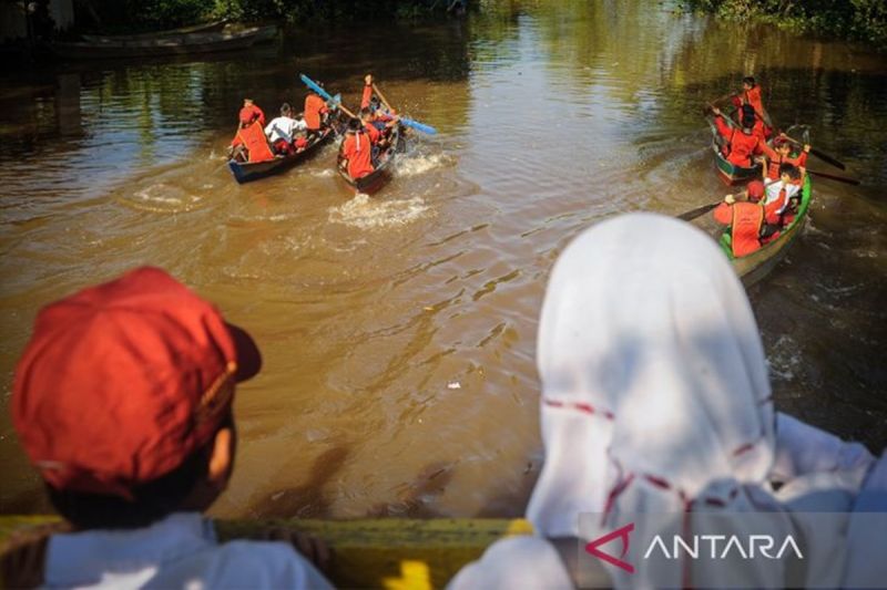 Murid SDN Basirih 10 Banjarmasin Ikuti Lomba Balap Jukung