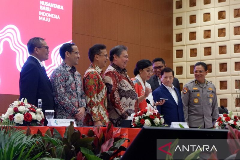 Menteri Keuangan (Menkeu) Sri Mulyani Indrawati (keempat dari kanan) menghadiri konferensi pers RAPBN 2025 di kantor pusat Direktorat Jenderal Pajak Kementerian Keuangan, Jakarta, Jumat (16/8/2024) sore. ANTARA/Uyu Septiyati Liman