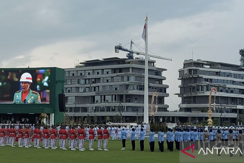 Suasana prosesi penggerekan Sang Saka Merah Putih di Lapangan Upacara Istana Garuda Ibu Kota Nusantara (IKN), Kalimantan Timur, Sabtu (17/8/2024). (ANTARA/Andi Firdaus)