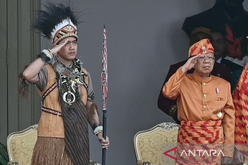 Wapres Maruf Amin (kanan) dan Wapres Terpilih Gibran Rakabuming Raka memberi hormat dalam upacara Peringatan Detik-detik Proklamasi Kemerdekaan ke-79 Republik Indonesia di Istana Merdeka, Jakarta, Sabtu (17/8/2024). Rangkaian agenda peringatan HUT Ke-79 RI tahun ini digelar di dua lokasi secara serentak dan terhubung (hybrid), yaitu di Istana Negara Ibu Kota Nusantara (IKN), Kalimantan Timur dan di Istana Merdeka, Jakarta. ANTARA FOTO/Indrianto Eko Suwarso/tom.