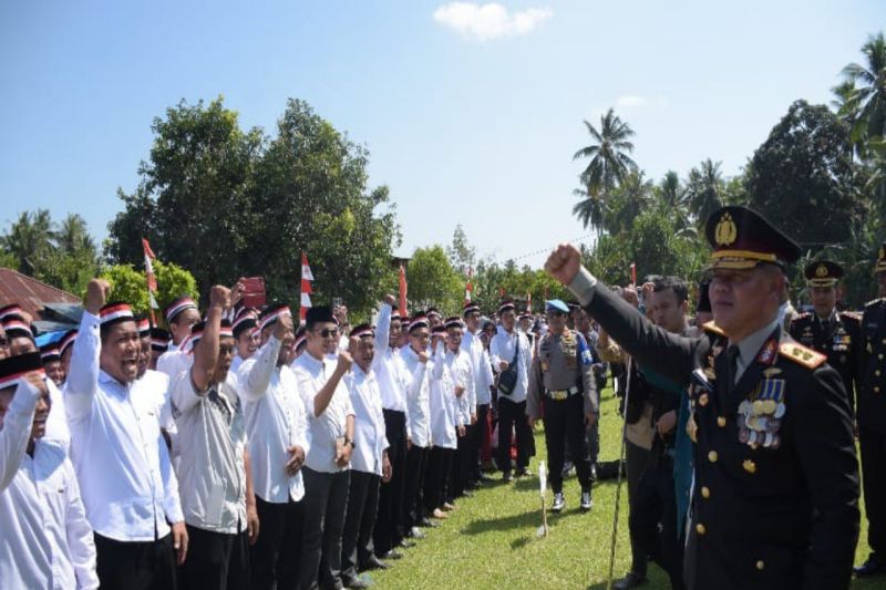 Kapolda Sulteng Irjen Pol Agus Nugroho melaksanakan upacara bersama 181 eks napiter dan sejumlah masyarakat di Desa Tanalu, Kecamatan Poso Pesisir, Kabupaten Poso, Sabtu (17/8/2024). ANTARA/Humas Polda Sulteng