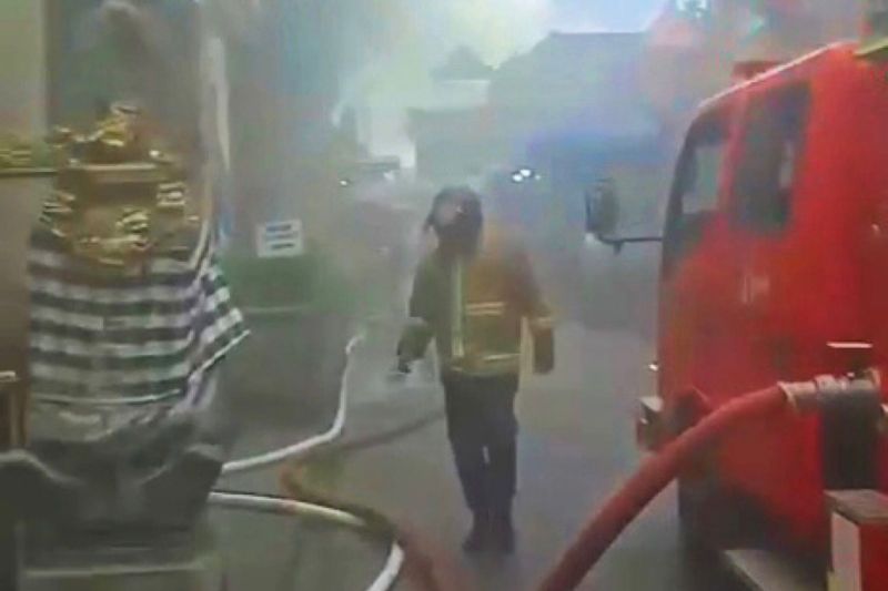 Kebakaran Terjadi di Pasar Ubud, Tim Pemadam Berjuang Mati-matian