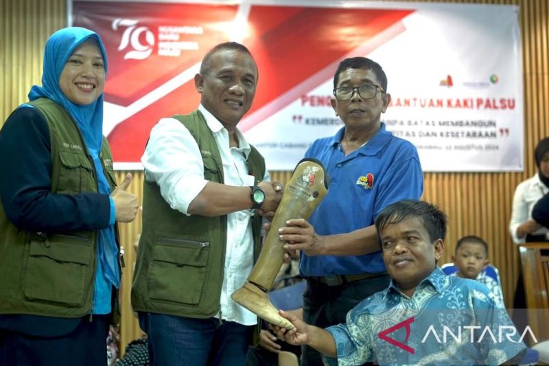 PT Angkasa Pura II salurkan kaki palsu dan pengobatan mata gratis