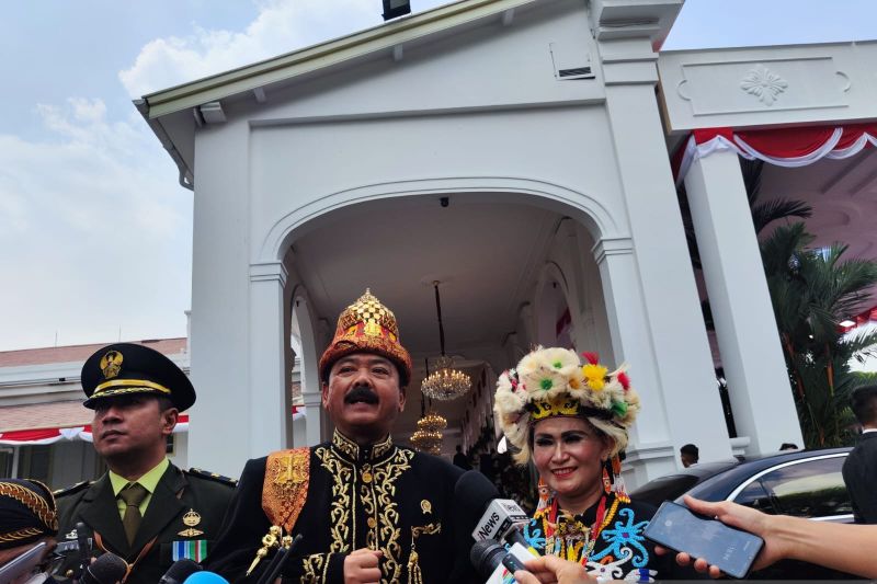 Menko Polhukam Hadi Tjahjanto memberi keterangan pers usai menghadiri Upacara Detik-Detik Proklamasi dalam rangka peringatan HUT Ke-79 Kemerdekaan RI di Istana Merdeka, Jakarta, Sabtu (17/8/2024). ANTARA/Mentari Dwi Gayati