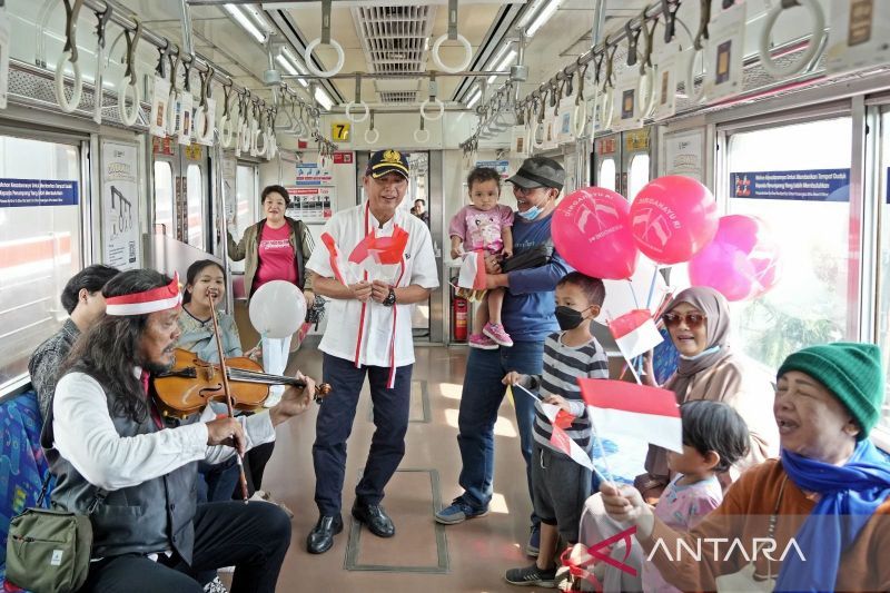 Pembagian bendera merah putih, balon dan coklat kepada para pengguna KRL di Jakarta, Sabtu. (ANTARA/ HO- KAI Commuter)