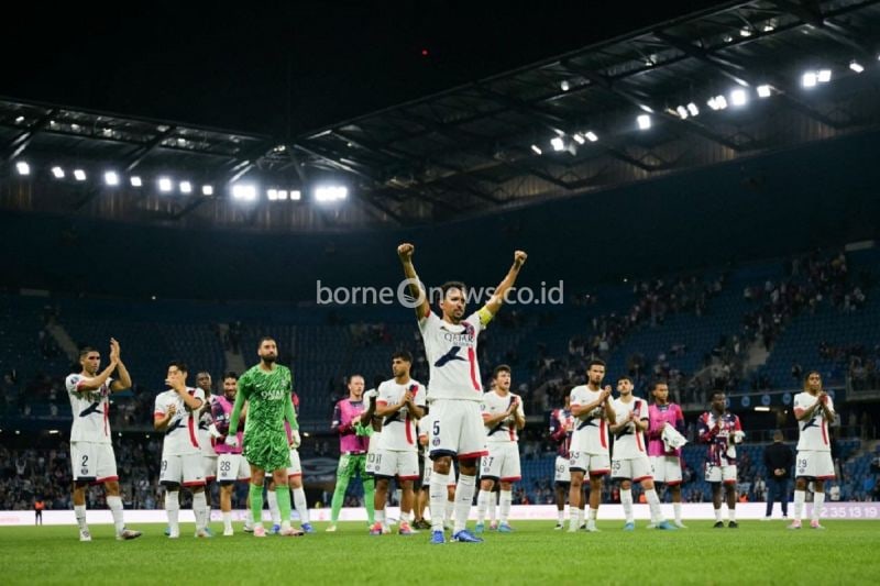 Pemain bertahan Paris Saint-Germain Marquinhos (tengah) merayakan kemenangan pembuka di Liga Prancis di stadion Stade Oceane usai menang 4-1 melawan Le Havre. ANTARA/AFP/LOU BENOIST
