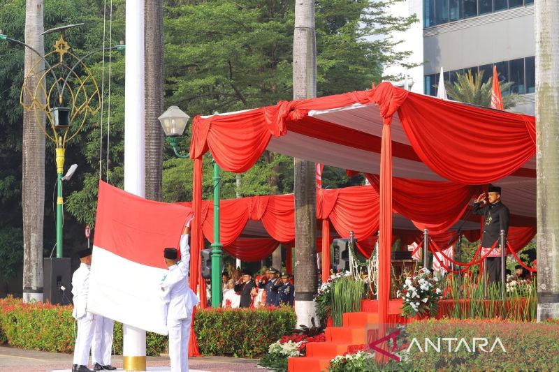 Wali Kota Administrasi Jakarta Timur M Anwar saat menjadi Inspektur Upacara Hari Ulang Tahun (HUT) Ke-79 Republik Indonesia di Kantor Wali Kota Jaktim, Sabtu (17/8/2024). ANTARA/HO-Kominfotik Jakarta Timur