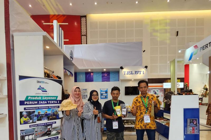 Mitra UMKM binaan PJT I saat mengikuti Surabaya Great Expo (SGE), di Grand City Surabaya. ANTARA/HO-Perum Jasa Tirta I