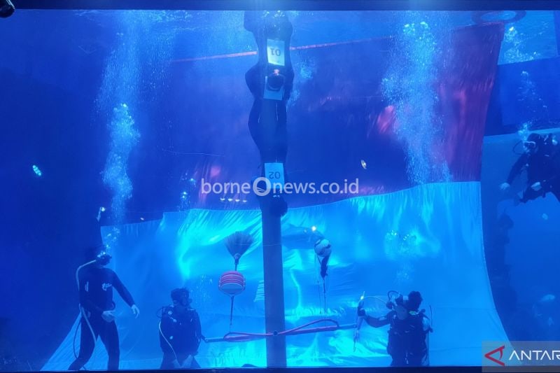 Jakarta Aquarium & Taman Safari di Grogol Petamburan, Jakarta Barat menggelar lomba panjat pinang bawah air untuk merayakan HUT ke-79 RI, Sabtu (17/8/2024). ANTARA/Risky Syukur