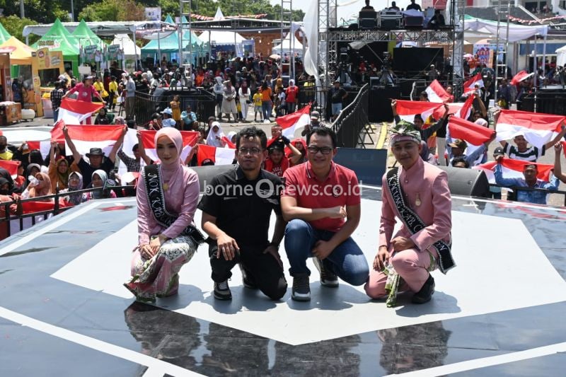 Ribuan Pelajar Cirebon Baca UUD 1945 Serentak di HUT ke-79 RI