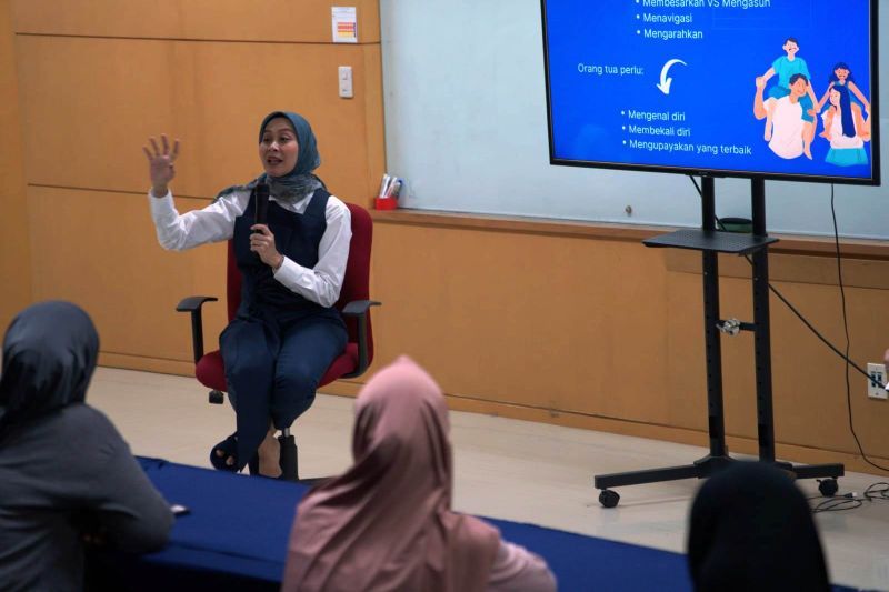 Psikolog Ayoe Sutomo tengah memberikan edukasi pentingnya pengasuhan anak kepada para pekerja dalam suatu perusahaan. ANTARA/HO-HAN