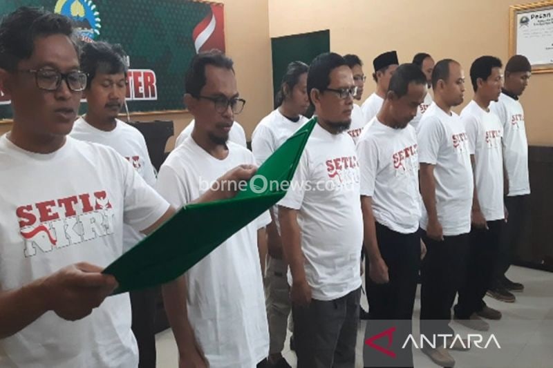 Sebanyak 13 orang mantan anggota Jamaah Islamiyah (JI) berikrar cinta tanah air dan setia NKRI\ di Kodim 0724 Boyolali, Sabtu (17/8/2024). ANTARA/HO- Humas Kodim 0724 Boyolali.