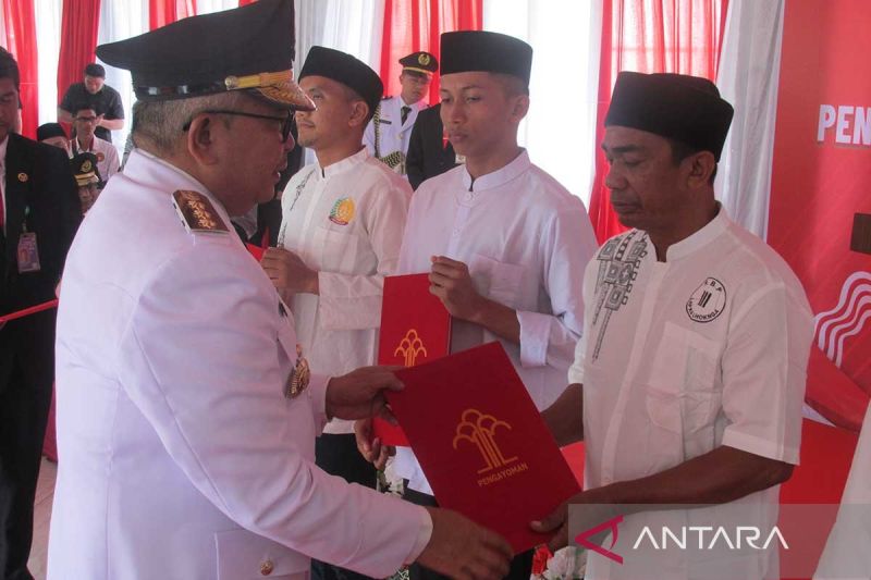 Pj Gubernur Aceh Bustami Hamzah menyerahkan surat keputusan remisi kepada warga binaan pemasyarakatan di Lapas Kelas IIA Banda Aceh di Aceh Besar, Sabtu (17/8/2024). ANTARA/M Haris SA