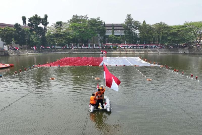 Tim SAR Banten Bentangkan Bendera Raksasa di Danau Retensi 3 KP3B Serang
